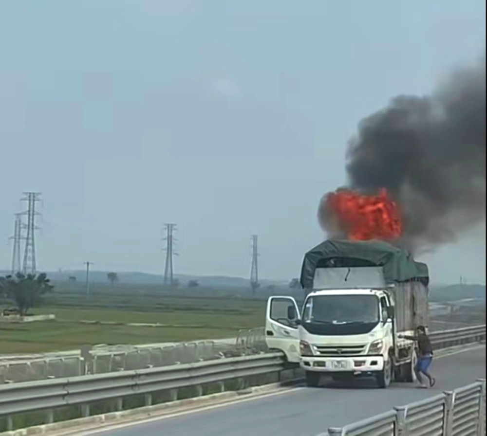 火焰猛烈燃起，笼罩整个货车。 