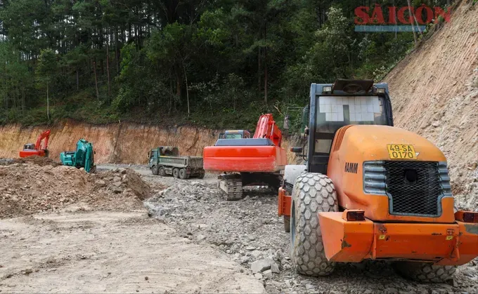 金合欢岭正在开辟临时绕行路线，预计将于11月30日通车。 