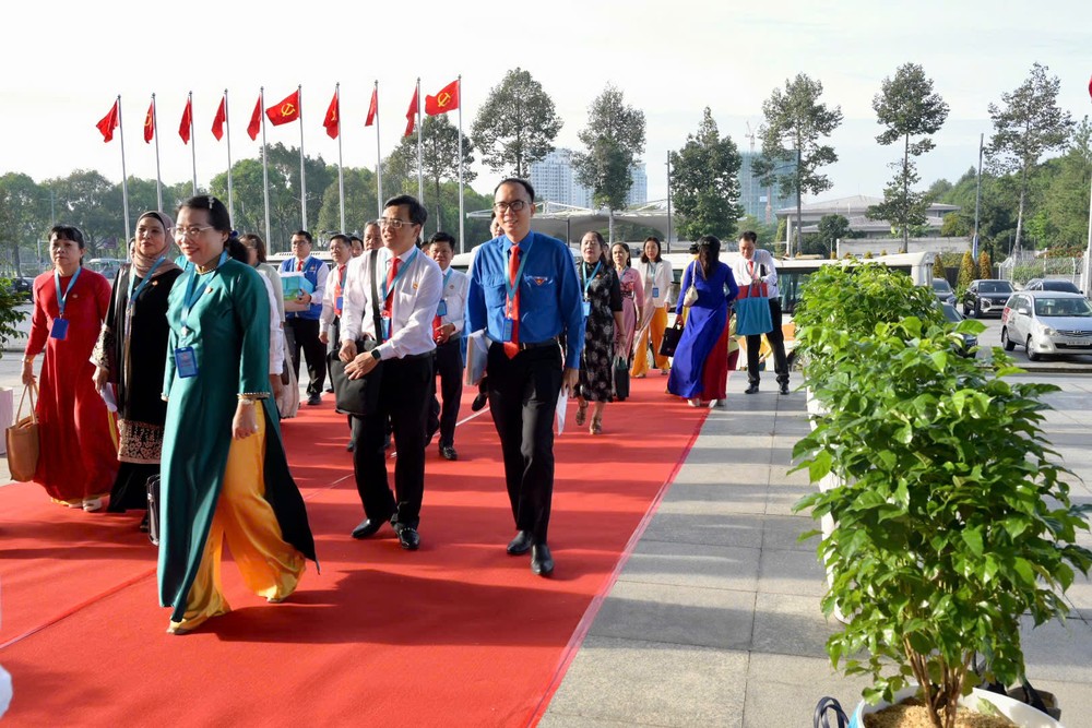 代表们出席大会。