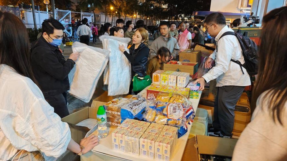 社会各界捐款捐物帮助香港大埔火灾受灾居民