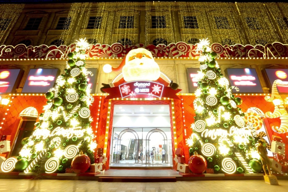 钻石广场商业中心门前布置得华丽璀璨。 