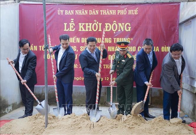 顺化市领导为民众重建并修葺房屋的动工仪式。 