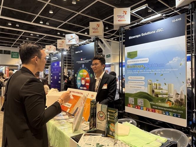 项目创始人郑功归介绍公司的产品。图自越通社 