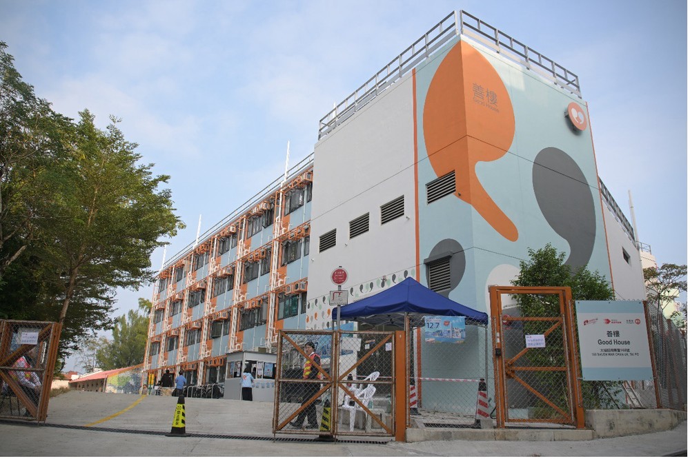 12月4日，工作人员在位于香港大埔的过渡性房屋“善楼”工作。大埔宏福苑火灾发生后，香港特区政府房屋局通过“善楼”等多个过渡性房屋项目迅速安置宏福苑受影响居民。中新社记者 陈永诺 摄