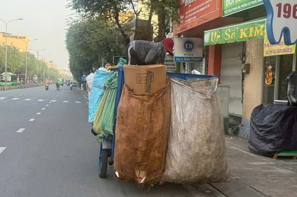 在西盛坊黎仲晉街收集垃圾。 