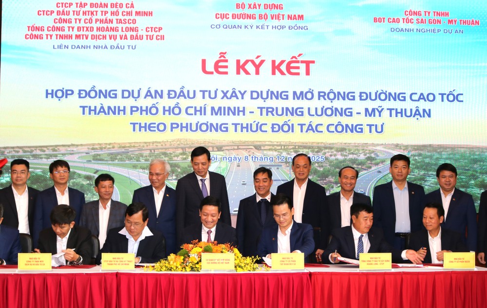 以公私合作伙伴方式实施的胡志明-忠良-美顺高速公路扩建项目合同签署仪式。 