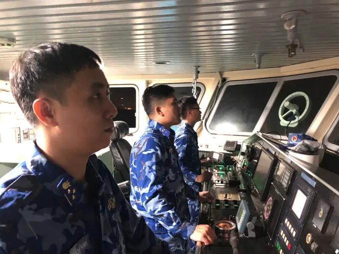 海警干部、战士努力搜寻失踪渔民。 