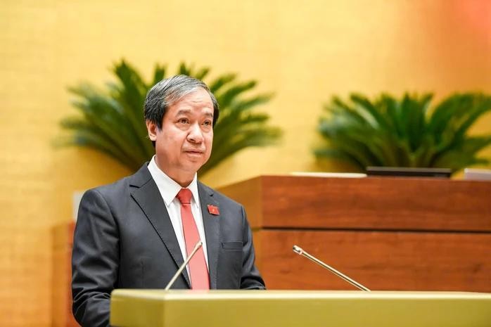 阮金山部长对法律草案作阐释、采纳与整理报告。