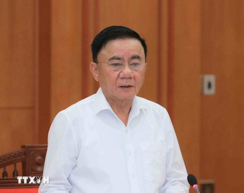 党中央书记处常务书记陈锦秀。