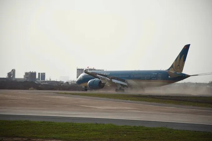 波音787飞机在隆城机场降落。