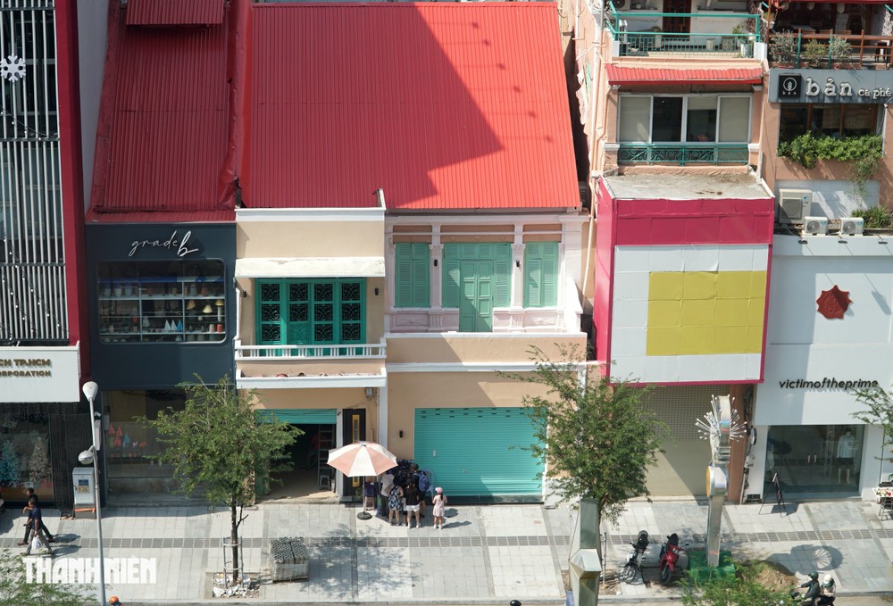 胡志明市黎利街一排临街古屋近日已重新粉刷。