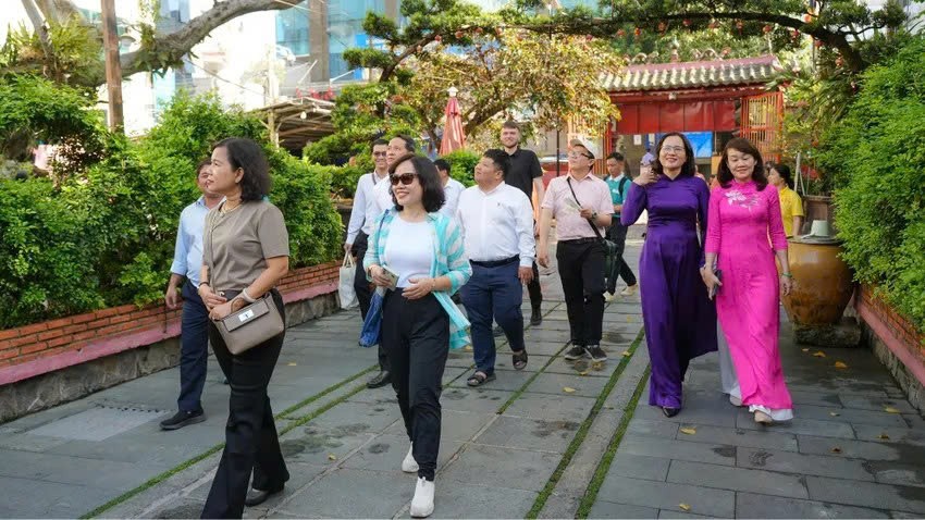 游客参加“新定印记-文化体验” 旅程。 