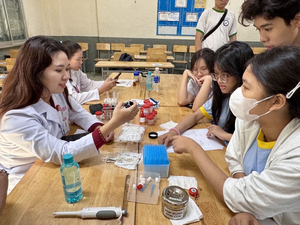 学生们参加就业辅导咨询会。 