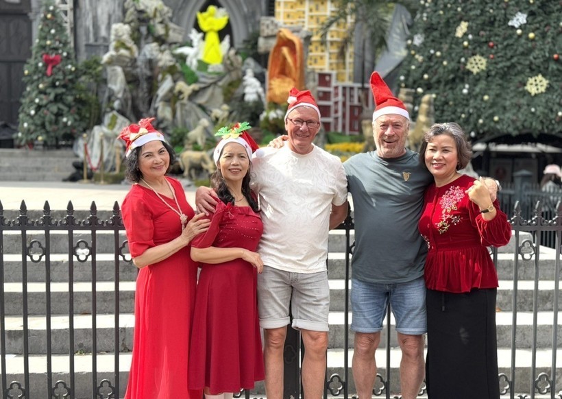 外国游客在河内欢乐迎接圣诞节。图自越通社 