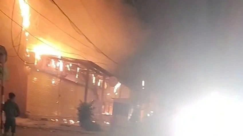 今晨起火的商住房。 