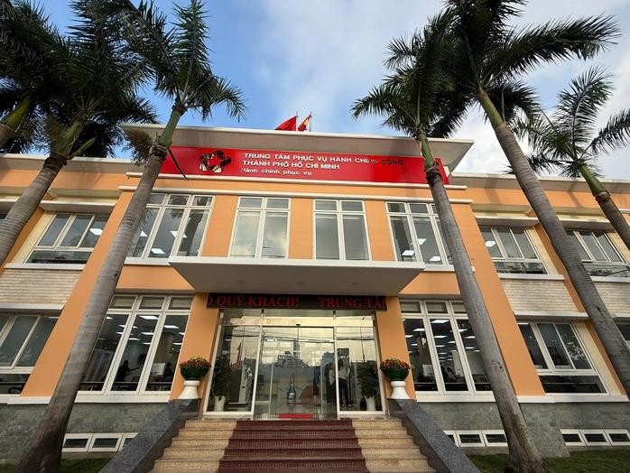 胡志明市公共行政服务中心投入运营首日。 