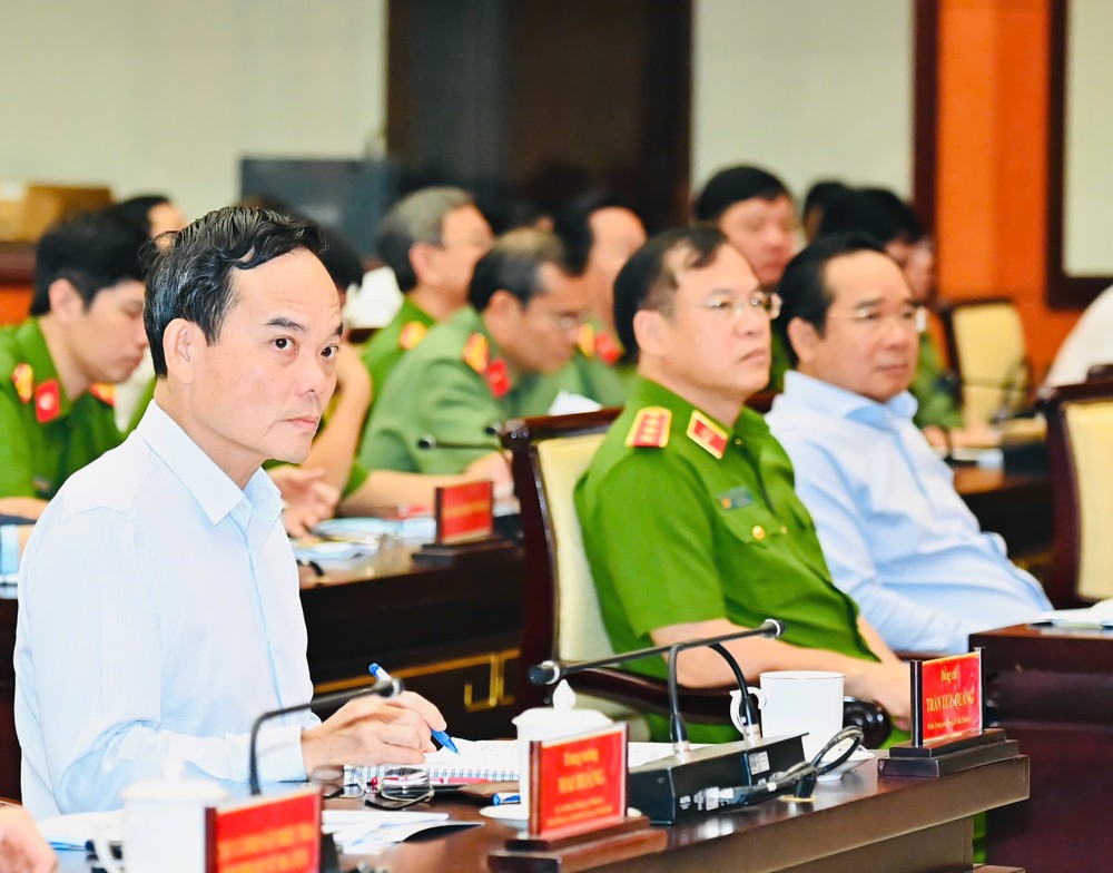  胡志明市市委书记陈留光出席并指导会议。 