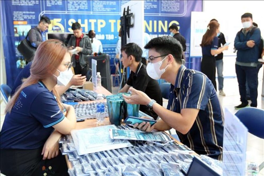 劳动者参加就业咨询。 