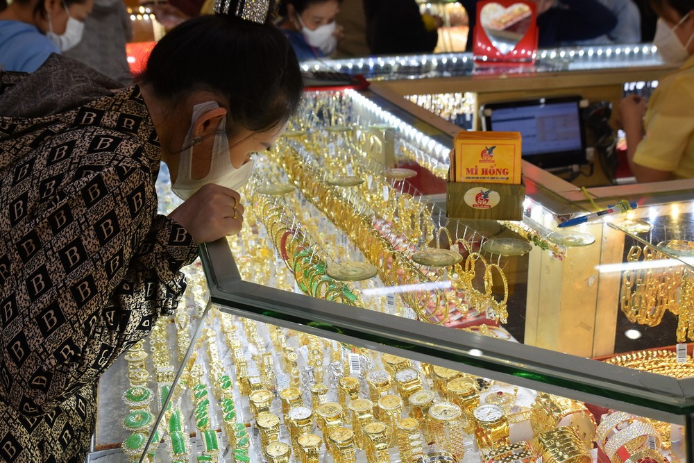 今日金价剧烈波动。