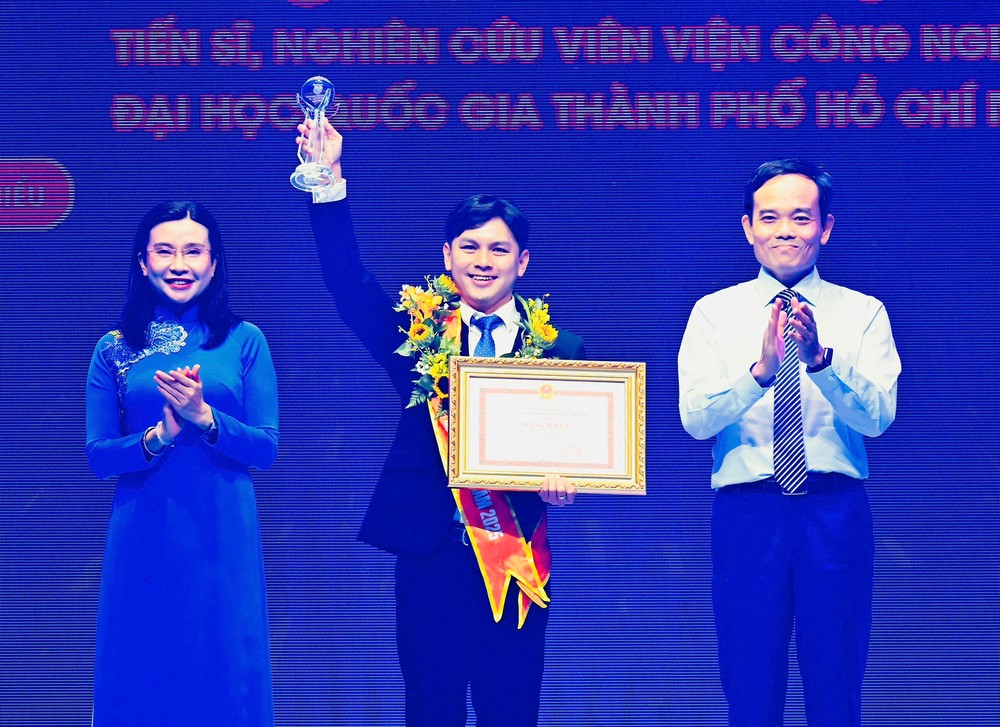 胡志明市市委书记陈留光和阮范维庄同志表彰梅玉春达博士。