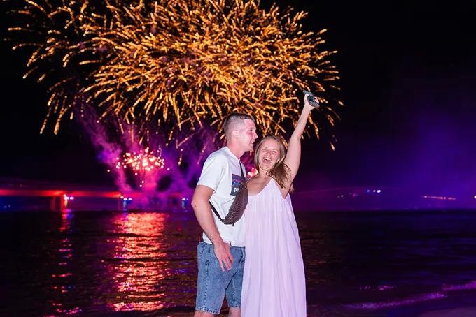 国际游客在富国特区观赏2026年元旦除夕夜烟花表演。 