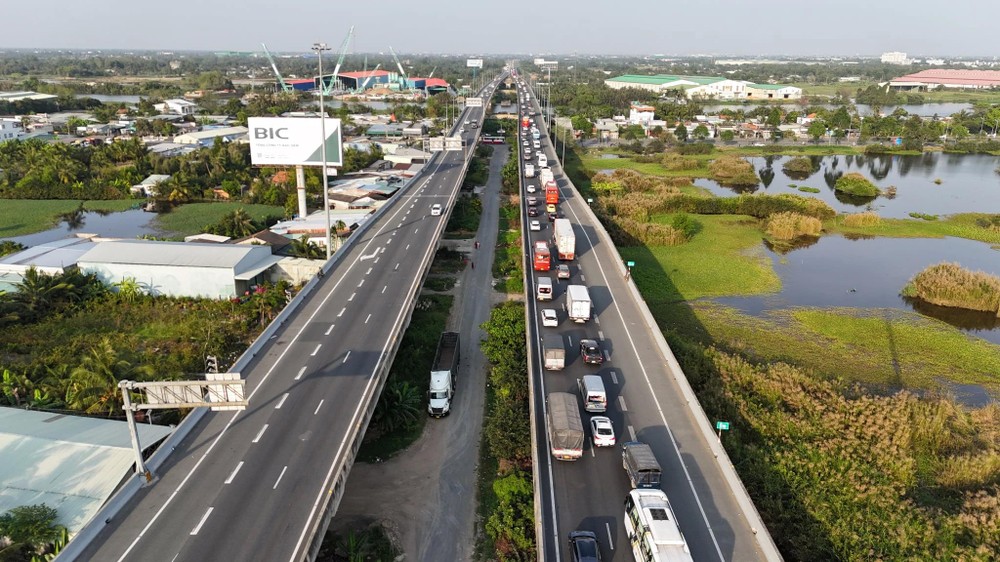元旦假期后，胡志明市通道出现轻度堵塞