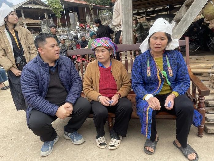 芒敦乡人委会领导前往慰问受害者家属。