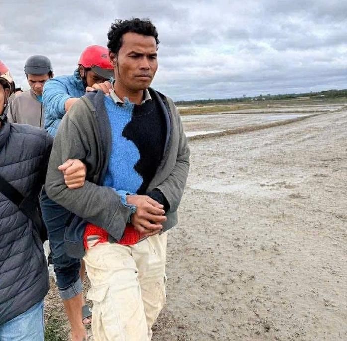 嫌疑人 Y.L.E.在伊纳乡田野躲藏时被捕。