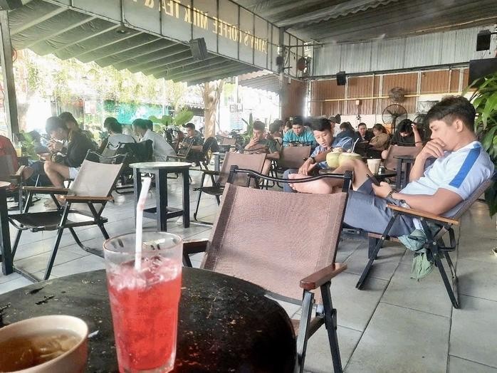 位于曾仁富坊曾仁富街的无电子烟咖啡店。 