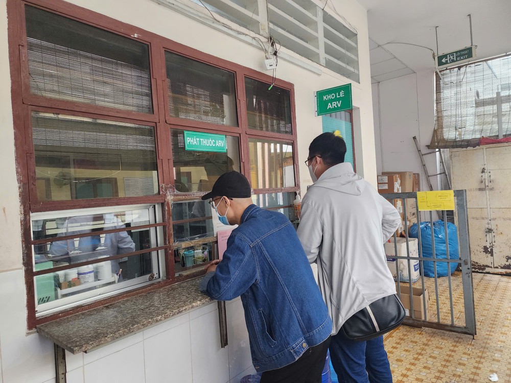 病人在胡志明旧邑地区医疗中心成瘾物质与爱滋病毒咨询、治疗科领取药物。