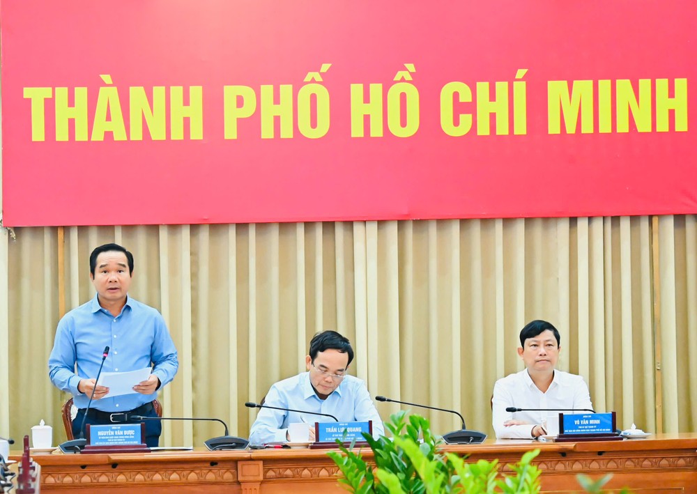 胡志明市人委会主席阮文得致辞。