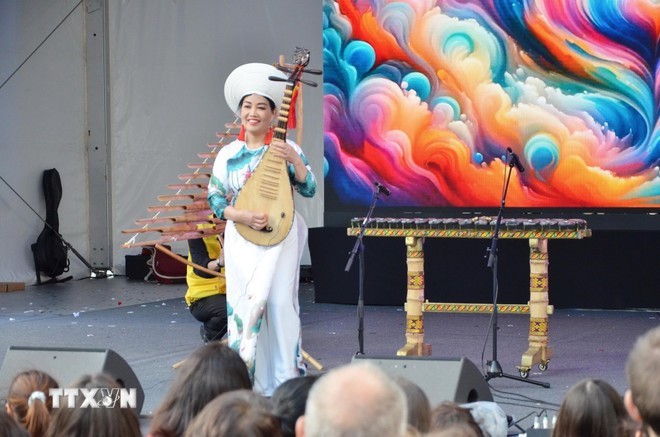 越南(法国）文化中心的艺术家在2025年韩国博览会（Korean Expo 2025）上演出。 