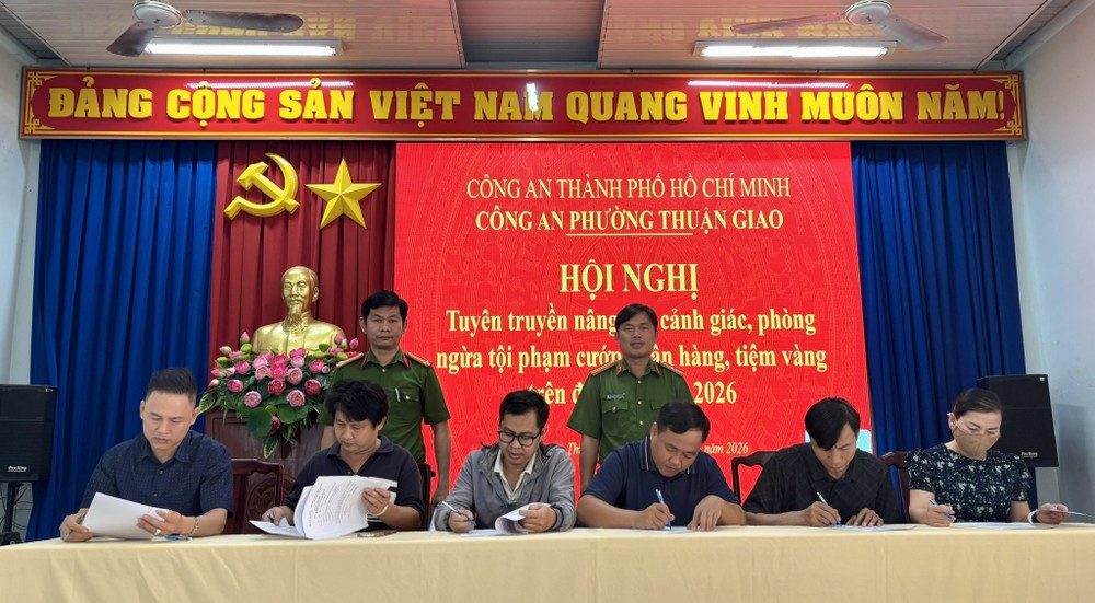 金铺代表签署配合维护治安秩序的承诺书。 