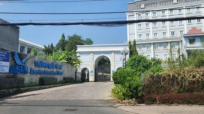 在胡志明市芽皮县隆泰乡（现为本市协福乡）阮文造街220号的美国国际小学、初中、高中学校（AISVN）。