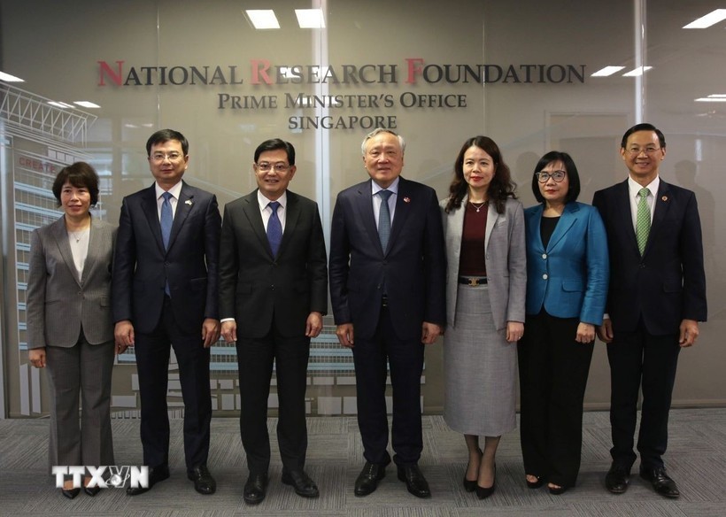 越南政府常务副总理阮和平一行与新加坡原副总理、财政部原部长、金融管理局原局长王瑞杰合影。