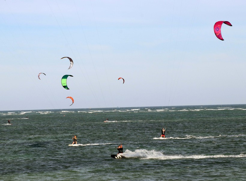 参加速度赛的选手们。图自越通社 