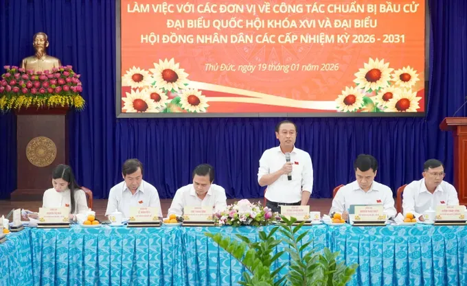 胡志明市人民议会副主席黄青仁作会议结论致辞。