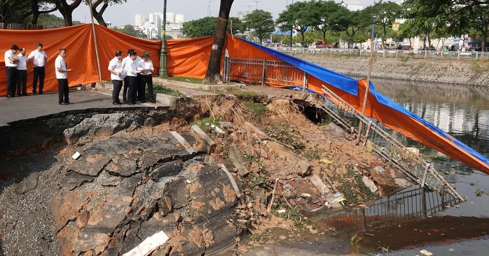 胡志明市领导视察涌沿岸塌陷路段。