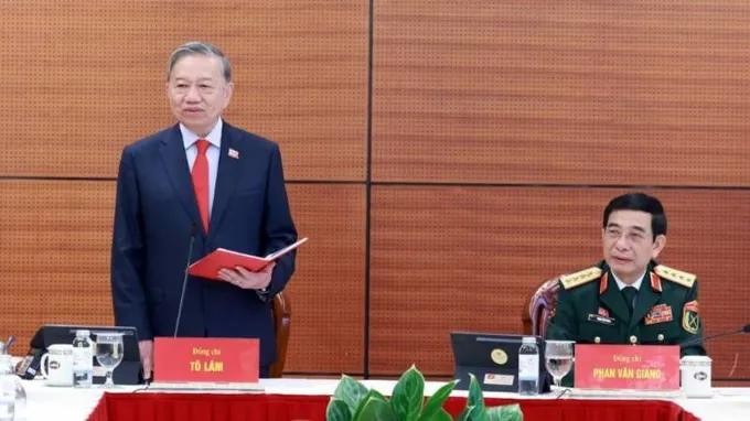 苏林总书记1月20日下午在军队代表团致辞。