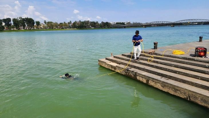 潜水员在香江寻找民众掉落的黄金。 