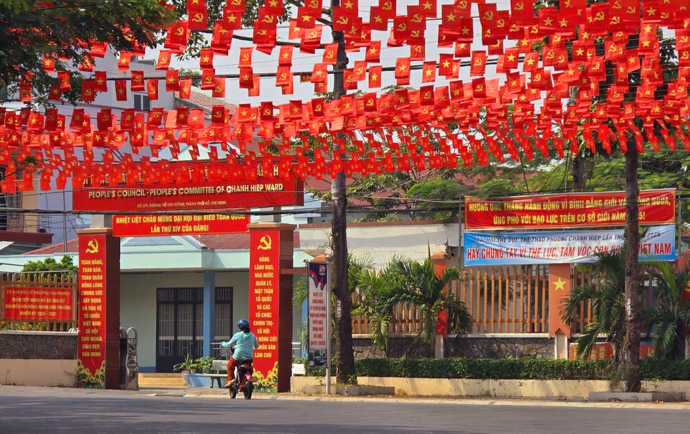 政协坊装饰鲜艳的旗帜庆祝大会。 
