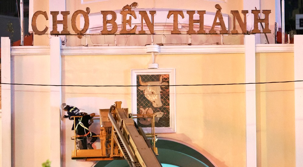  检查、清洁和加固滨城市场屋顶上的多个项目，以确保工程安全与美观。