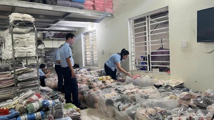 4号市场管理队干部在N.V.H.的经营场所检查货物。