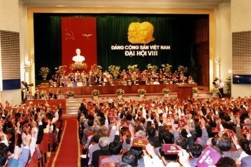 越南共产党第八次全国代表大会标志着国家迈入新的发展时期——加快推进工业化、现代化时期。图自越通社