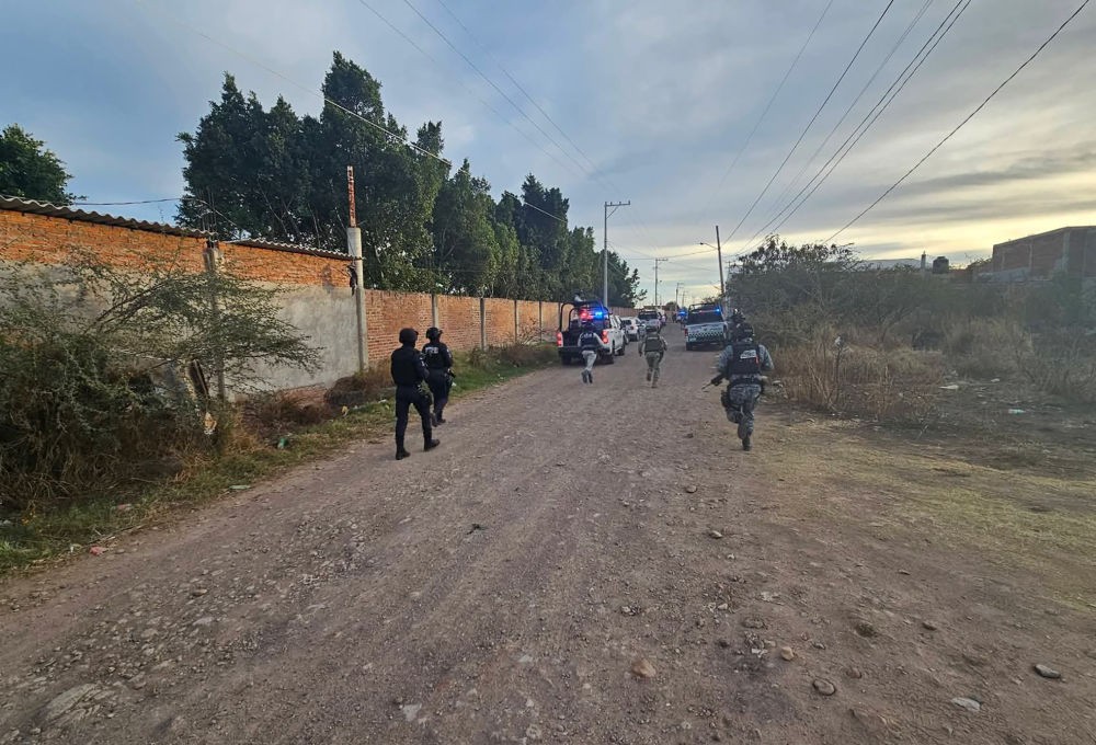 安全人员在发生枪击的足球场周边巡逻。新华社发