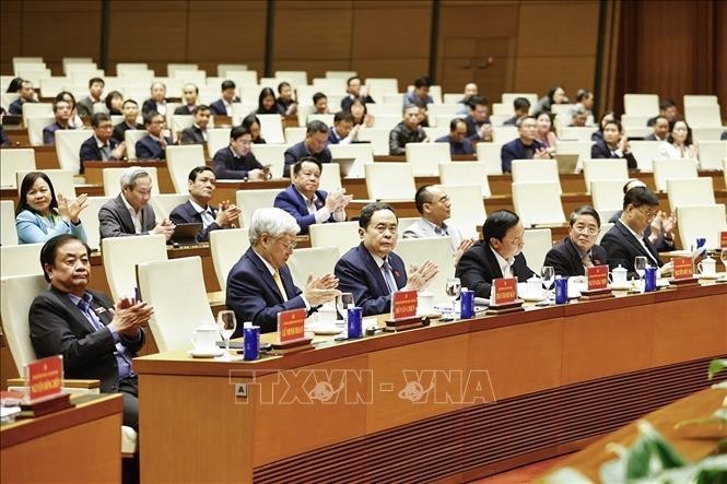 党中央政治局委员、国会党委书记、国会主席陈青敏主持会议。 