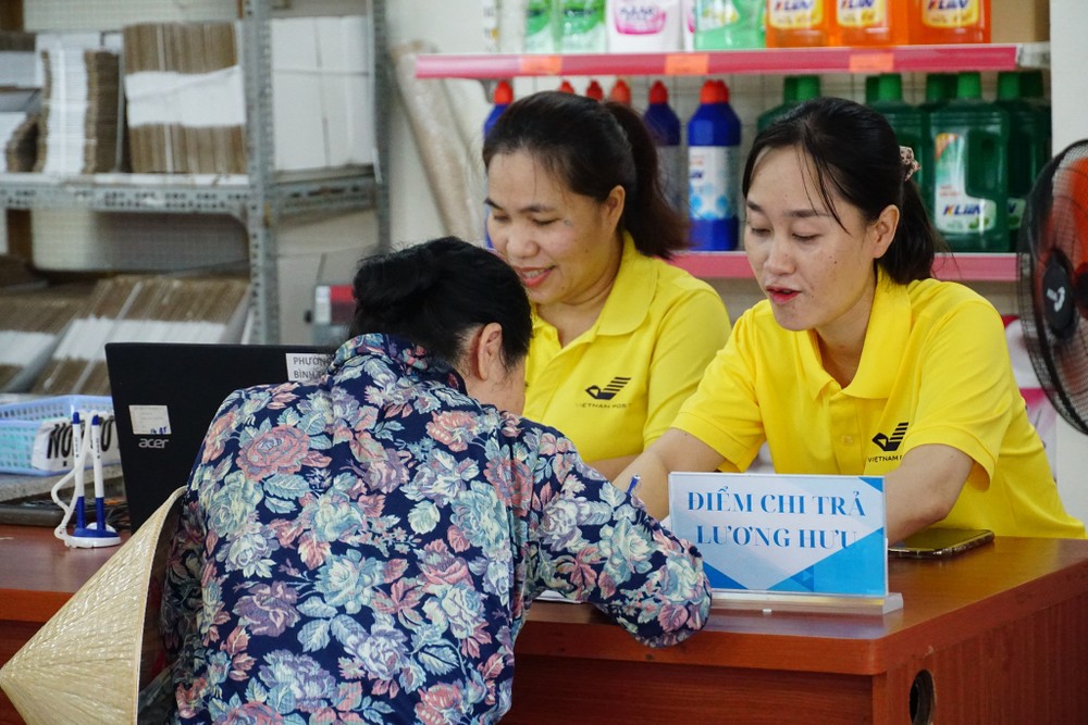 胡志明市退休人士在发放点领款。