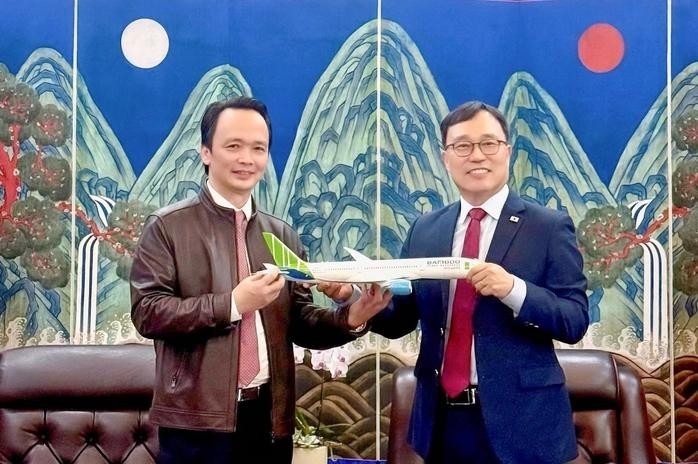  郑文决 (左)在与韩国驻越南特命全权大使崔英三的会晤。