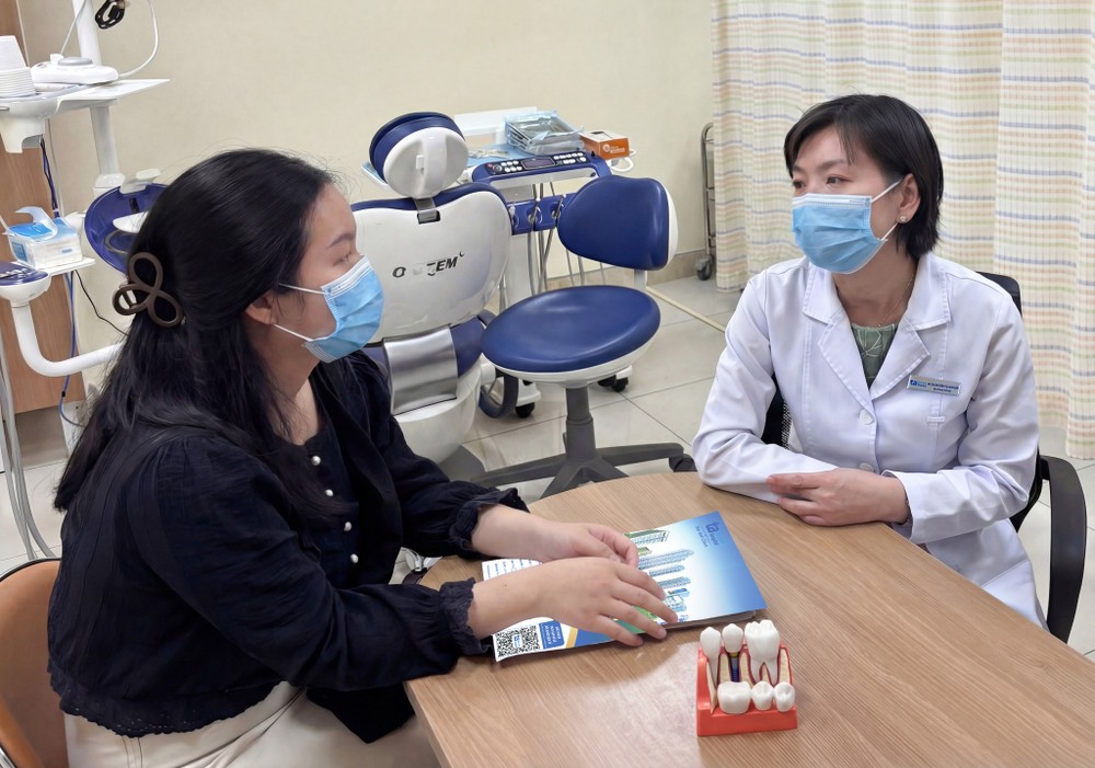 阮氏州本一级专科医生为病人诊治并咨询。