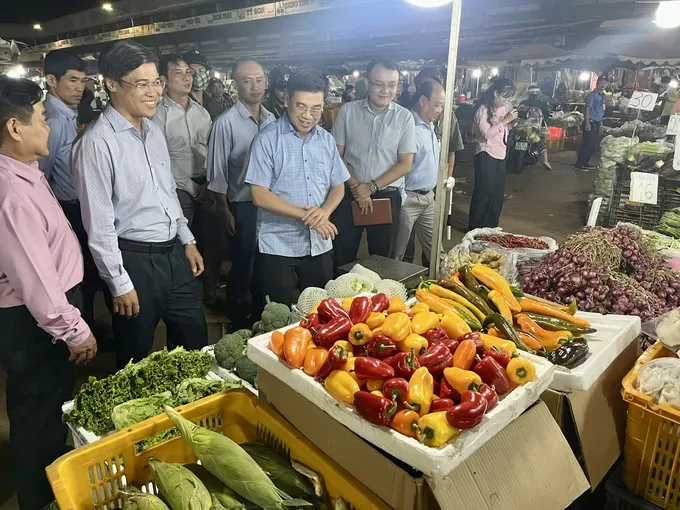 工作团在福门批发市场考察春节货物。 